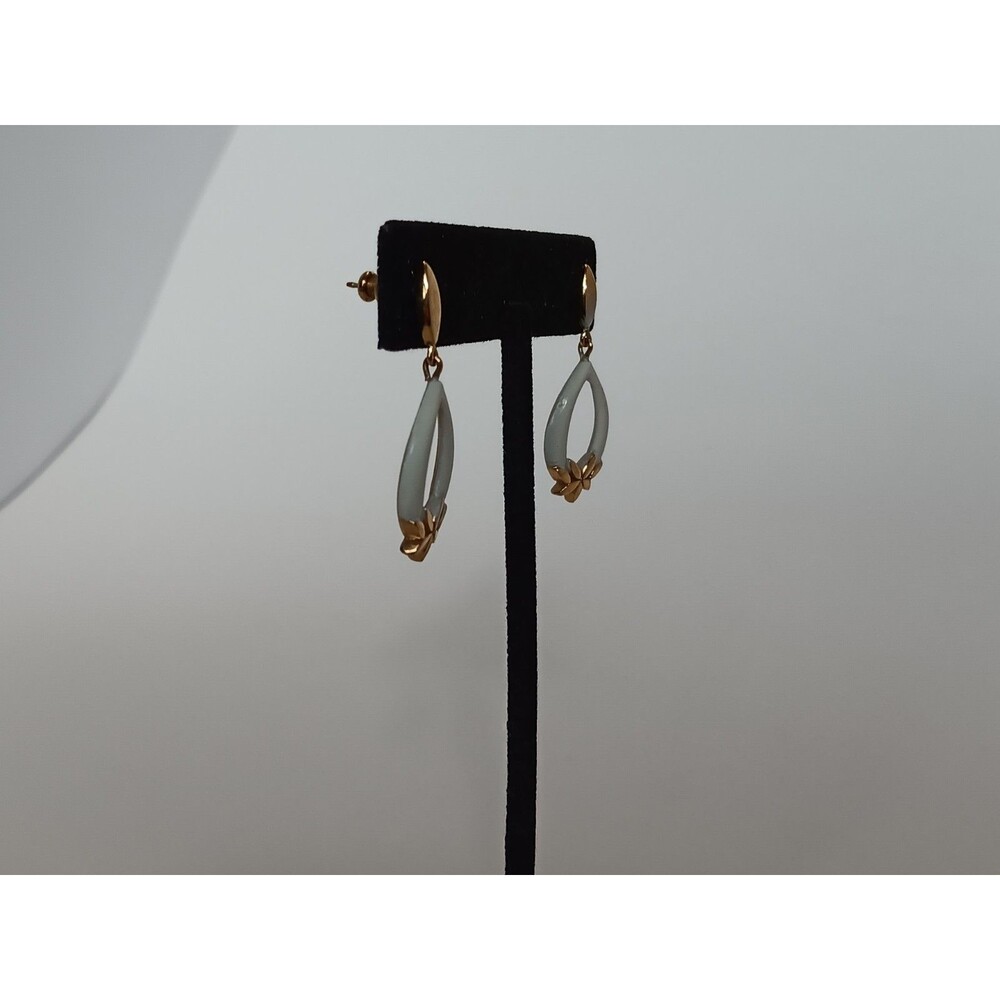 Vintage Crown Trifari White Enamel & Goldtone Dangle Earrings 1.25 in - Picture 5 of 16